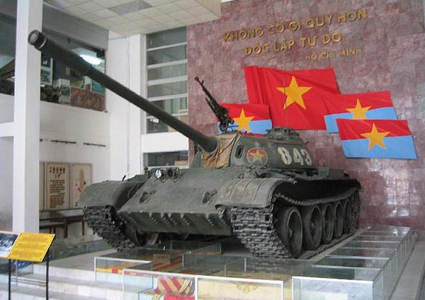 Xe tăng T-54B 843 của đại đội trưởng Bùi Quang Thận húc đổ cổng Dinh Độc Lập đang được trưng  bày tại Bảo tàng tăng thiết giáp Việt Nam.