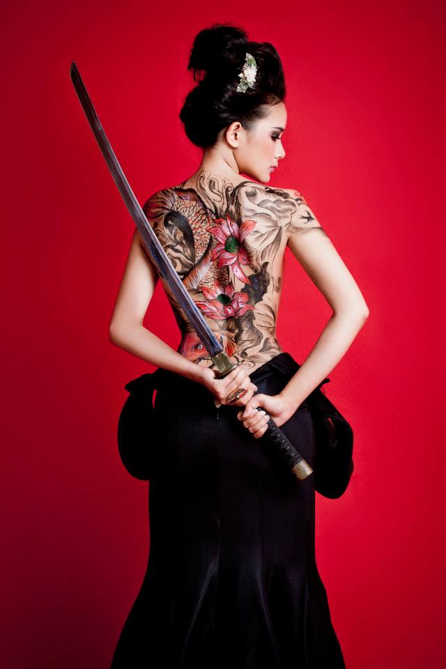 Phan Như Thảo tay cầm kiếm, khoe lưng trần đầy hình vẽ của nghệ thuật body painting
