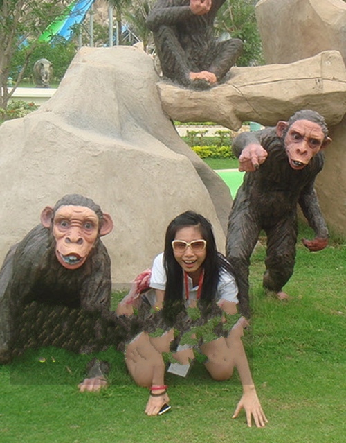 Bắt chước mấy chú khỉ để tạo dáng, Thủy Tiên đã làm những khán giả bật cười vì sự ngây ngô của mình.
