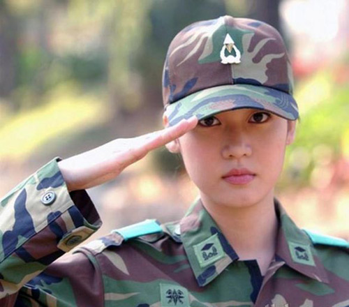Nhan sắc xinh như hot girl của nữ quân nhân Hàn Quốc