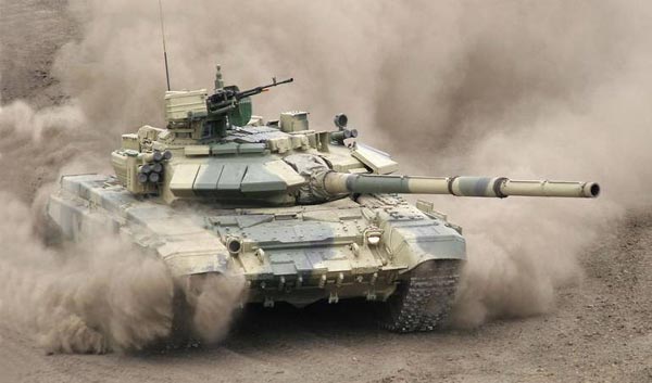 T-90 được đưa vào sử dụng trong quân đội Nga với số lượng hạn chế từ năm 1993. Tuy nhiên, ngay khi đưa vào sử dụng T-90 đã cho thấy sức mạnh vượt trội của nó và quân đội Nga đã đẩy nhanh tốc độ sản xuất. Đến nay gần 1.700 chiếc được sản xuất.