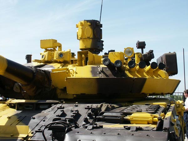 Cận cảnh hệ thống cảm biến của APS Arena trên xe tăng chiến đấu chủ lực T-80UM1 của Nga.