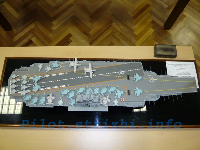 Mô hình siêu tàu sân bay Ulyanovsk của Liên Xô.