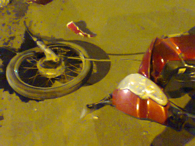 Chiếc xe máy nát bét sau khi bị tông