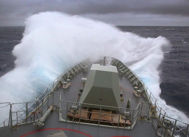 Tàu hải quân Toowoomba của Australia tham gia tìm kiếm các mảnh vỡ của máy bay MH370 tại khu vực nam Ấn Độ Dương.