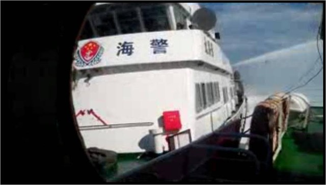 Hình ảnh tàu Trung Quốc đâm vào tàu của Việt Nam.