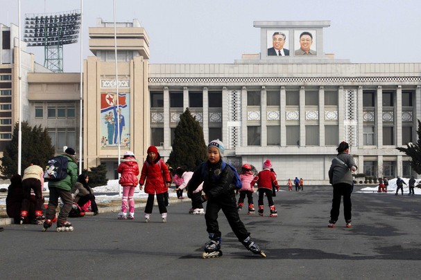  	Trẻ em Triều Tiên vui chơi tại sân vận động Kim Nhật Thành ở Bình Nhưỡng.