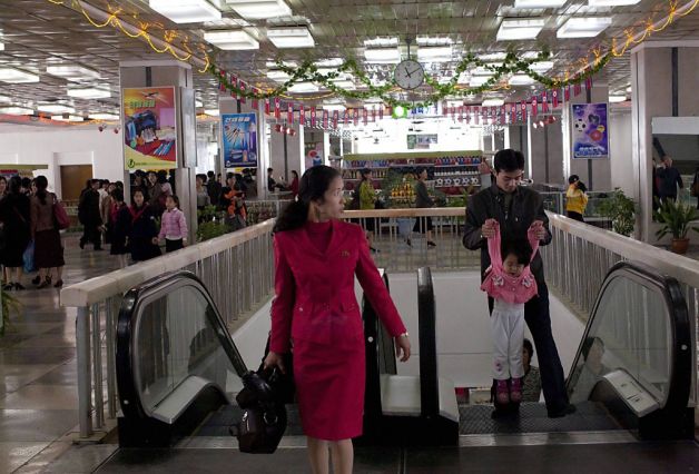  	Một cô bé cùng bố đi thang máy lên Trung tâm mua sắm Bình Nhưỡng.