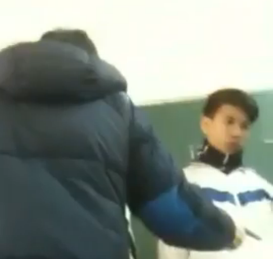 Thầy giáo tát và mẳng chửi bằng ngôn từ chợ búa với học sinh trong clip.