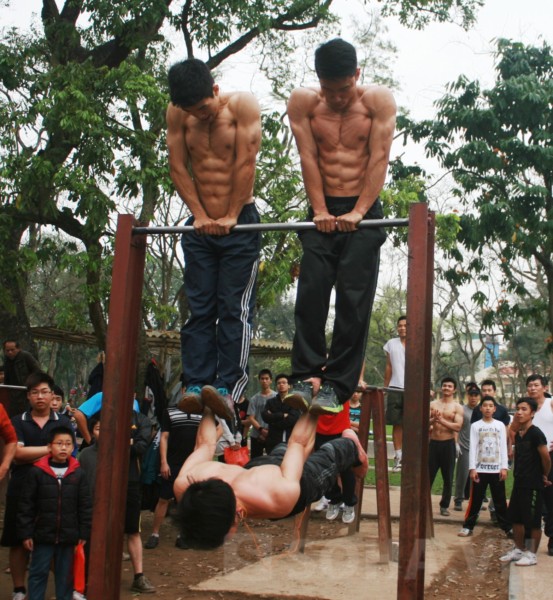 Street workout – Calisthenics gồm các bài tập được thực hiện liên tục, số lượng nhiều giúp cơ săn chắc, có thể cải thiện thân hình, vóc dáng của người tập luyện.