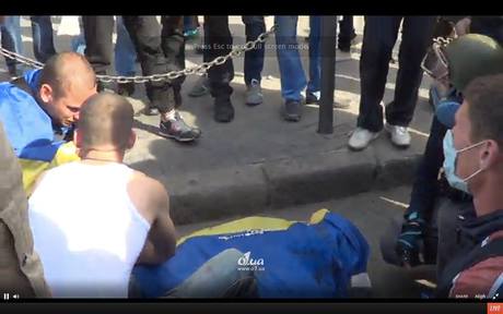 Hình ảnh cắt ra từ một đoạn video cho thấy thi thể người biểu tình ở Odessa được phủ cờ Ukraine.