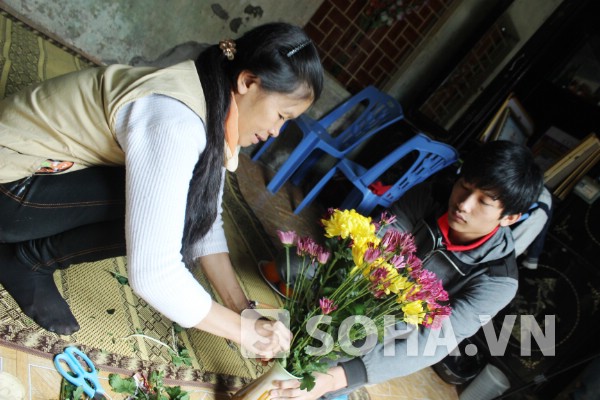 Nguyễn Hữu Tiến cùng mẹ cắm hoa.