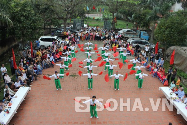 Chương trình giao lưu văn nghệ của bà con thôn Mỹ Tiên.