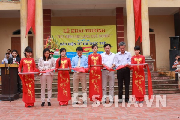 Đại diện lãnh đạo Báo, địa phương cắt băng khai trương Thư viện cho làng quê nghèo tại thôn Mỹ Tiên.