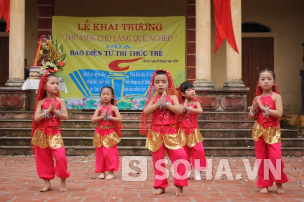Tiết mục múa dễ thương đến từ những em nhỏ của thôn Mỹ Tiên.