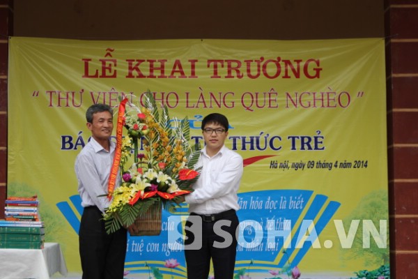 Ông Phan Hồng Sơn (Phó TBT Báo Giáo dục Việt Nam) trao lẵng hoa chúc mừng.