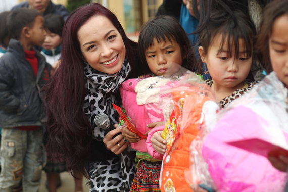 
	Thuý Hạnh rạng rỡ bên các em học sinh của xã Tả Phìn - huyện Sapa.