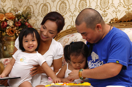 Hình ảnh hạnh phúc của gia đình Thuý Hạnh - Minh Khang trong ngôi nhà sang trọng.