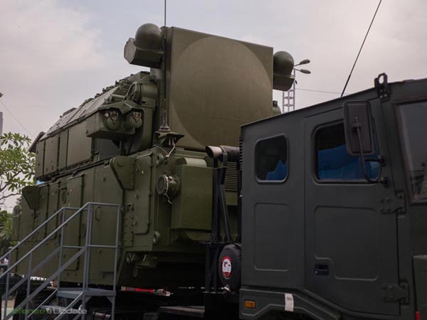 Hệ thống tên lửa phòng không tự hành tầm thấp Tor-M2 của Nga. Điểm mới của hệ thống này là được trang bị radar tìm kiếm mục tiêu và điều khiển hỏa lực mạng pha điện tử chủ động AESA.