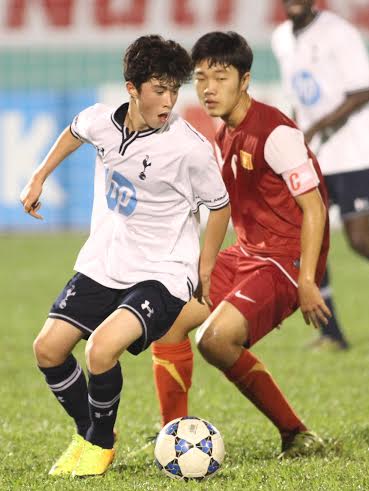  	U19 Việt Nam (phải) có màn trình diễn đầy quả cảm trước U19 Tottenham