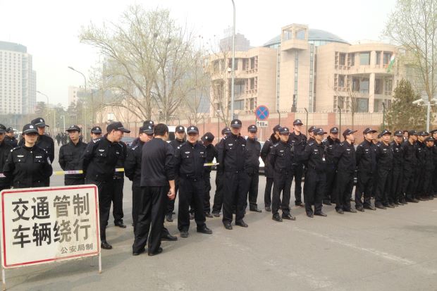 Cảnh sát đứng chặn đường vào Đại sứ quán Malaysia ở Bắc Kinh
