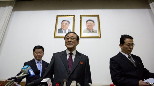 Đại sứ Triều Tiên tại Trung Quốc Ji Jae Ryong (giữa) trong cuộc họp báo.