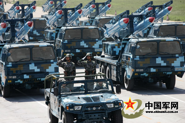 Dàn tên lửa HQ-12 Trung Quốc trong một buổi lễ duyệt binh