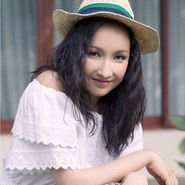 
	Không chỉ là người mẫu, Anna Trương còn rất đam mê và có năng khiếu về âm nhạc. Tuy là con riêng của nhạc sĩ Anh Quân, nhưng cô thường được gọi là Con gái của Mỹ Linh.
