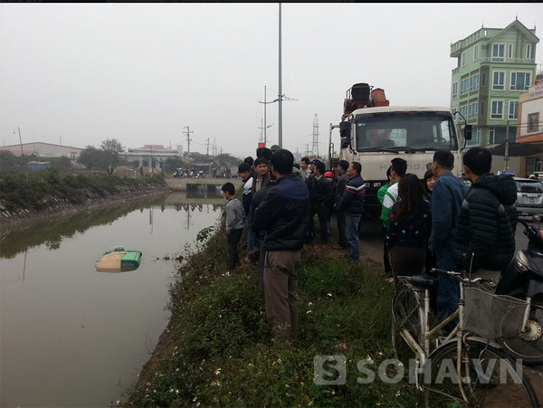 Người dân kéo đến hỗ trợ đập kính để 4 người trong xe taxi thoát ra ngoài.