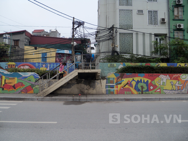 Dọc theo đường Nguyễn Khoái,quận Hai Bà Trưng, Hà Nội có hàng chục chiếc cầu thang đi bộ qua đê, bên dưới gầm cầu có lỗ hổng là nơi lý tưởng cho các thanh niên bụi đời trú ấn.