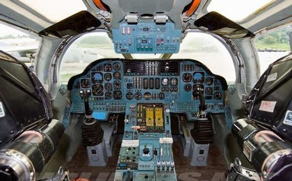 Buồng lái của máy bay ném bom chiến lược mới nhất của Nga Tu-160 vẫn dựa trên nền tảng công nghệ analog.