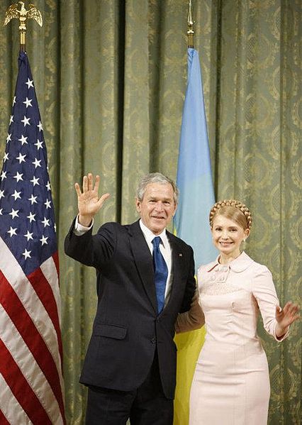 Bà Tymoshenko trong một cuộc gặp với cựu Tổng thống Mỹ Bush tại Washington.