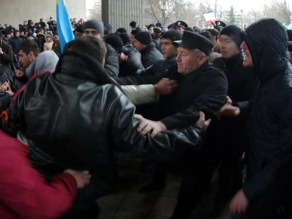 Xung đột giữa người biểu tình ủng hộ Nga và người biểu tình ủng hộ chính quyền lâm thời Ukraine tại khu vực Crimea ngày 26/2. (Nguồn: AFP/TTXVN)