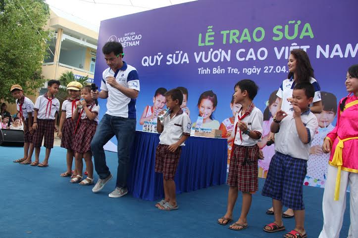Các em nhỏ huyện Ba Tri, Bến Tre cùng chơi những trò chơi vui nhộn với Đại sứ của chương trình Hoa hậu Hương Giang và Nghệ sĩ hài Xuân Bắc