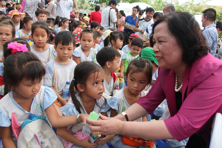 Bà Phạm Thị Hải Chuyền, Bộ trưởng Bộ Lao động – Thương binh và Xã hội trao tặng sữa cho các em học sinh huyện Ba Tri (Bến Tre)