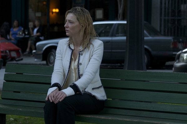 Blue Jasmine là bộ phim hoàn toàn tập trung vào hình tượng người phụ nữ thượng lưu. Do đó Cate Blanchett gánh trọng tâm của toàn bộ diễn biến phim.