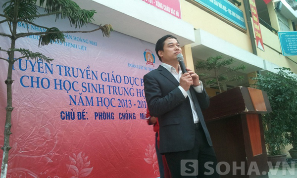Luật sư Thành đang giơi thiệu về chương trình &apos;Tuyền truyền giáo dục pháp luật&apos; cho  học sinh trường trung học cơ sở Thịnh Liệt,quận Hoàng Mai.