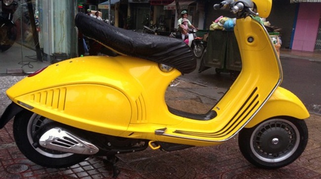 Tuy nhiên, tháng 9/2013, mẫu xe Vespa 946 có giá bán cao ngất ngưởng bất ngờ xuất hiện với màu độc tại Việt Nam. Siêu phẩm xe tay ga sử dụng động cơ 3V 125 i.e, công suất 11,7 mã lực tại 8.250 vòng/phút và mô-men xoắn cực đại 10,3 Nm tại 7.000 vòng/phút.