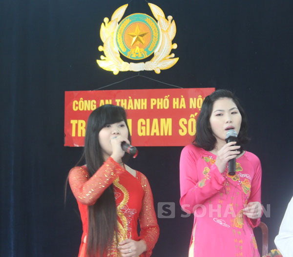 Hai nữ phạm nhân đang hát song ca trong buổi lễ công bố giảm thời hạn hình phạt tù cho các phạm nhân dịp Tết Nguyên đán 2014.