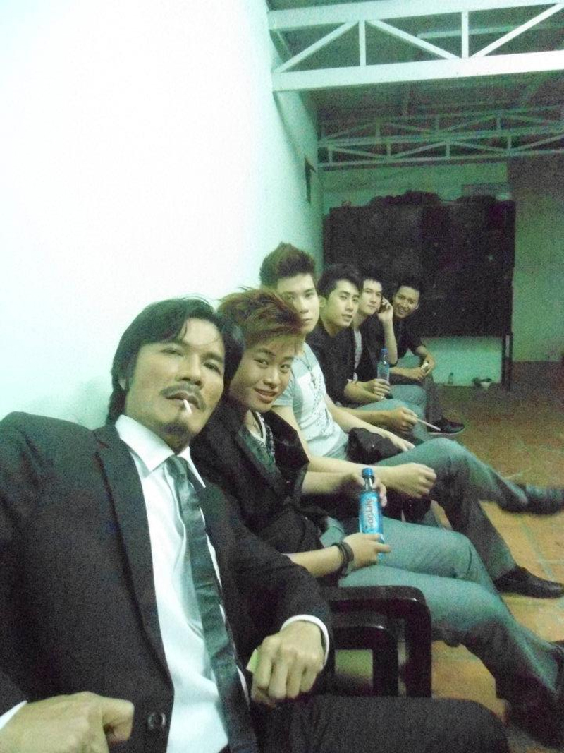 Ngày còn hát trong nhóm nhạc A.34, N.V cũng từng đi diễn với diễn viên Công Ninh.