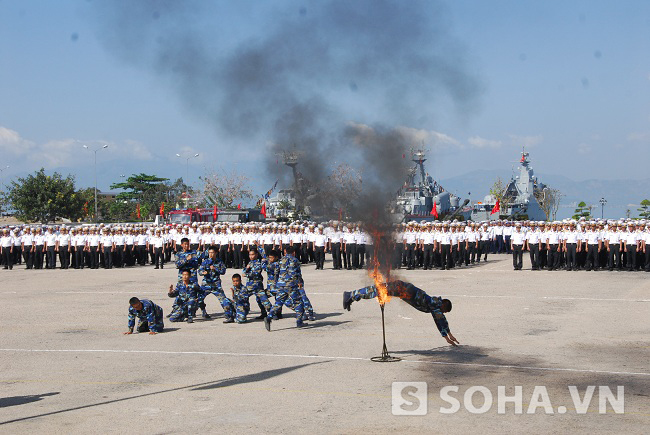 Đơn vị trinh sát biểu diễn bay qua vòng lửa. Ảnh: Trọng Thiết