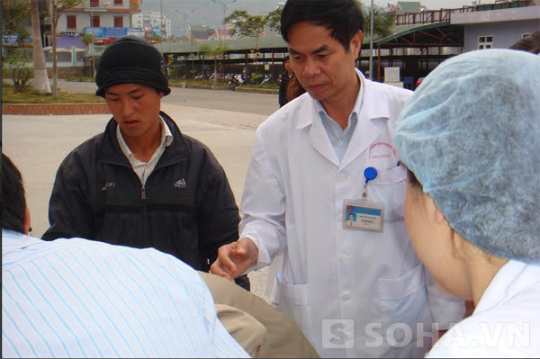 Lãnh đạo và cán bộ Bệnh viện đa khoa tỉnh Lai Châu đang tiễn các nạn nhân xuất viện(Ảnh: Bác sỹ Đỗ Văn Giang cung cấp)