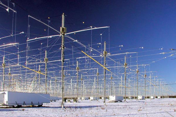 Các an-ten phát sóng trong chương trình HAARP của Không quân Mỹ nơi tạo ra nhiều thuyết âm mưu nhất về siêu vũ khí thời tiết.