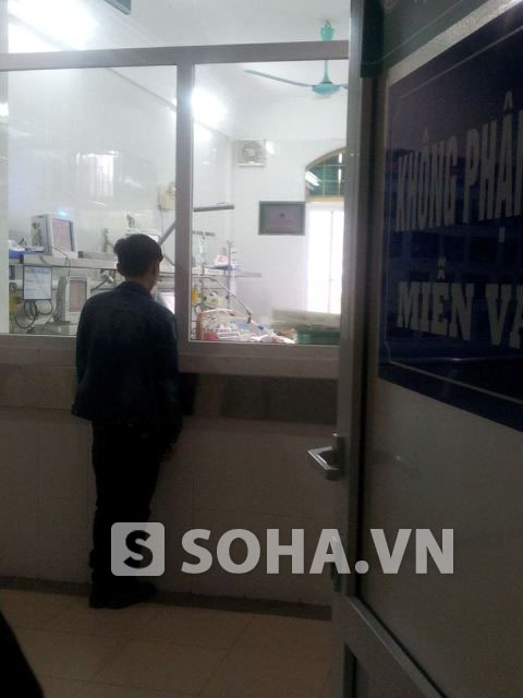 Bạn trai Quyên vẫn đứng bên ngoài phòng cấp cứu ngóng chờ tin bạn gái qua khỏi.