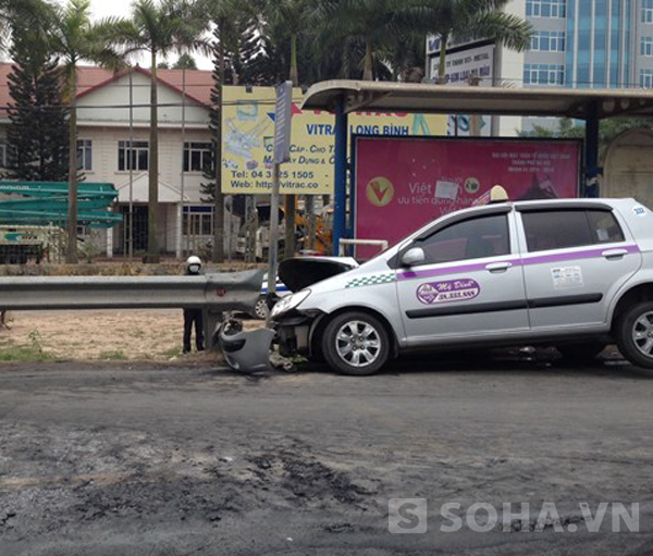 Chiếc xe taxi của hãng Mỹ Đình bị 