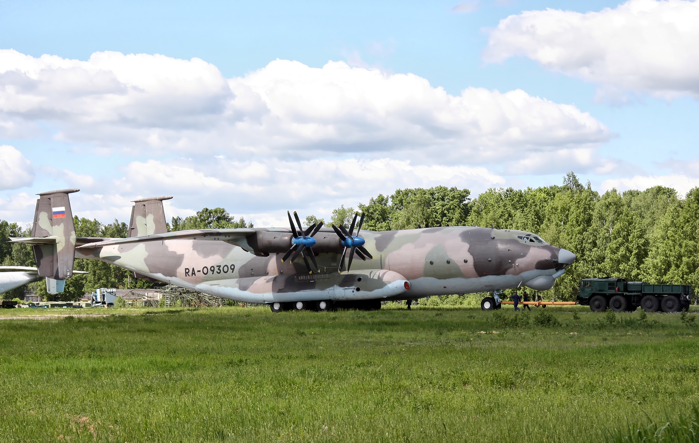 Cận cảnh máy bay động cơ cánh quạt lớn nhất thế giới