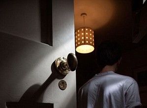 Dùng đèn ngủ thường xuyên gây ra 4 tác hại cho cơ thể - Ảnh 1.