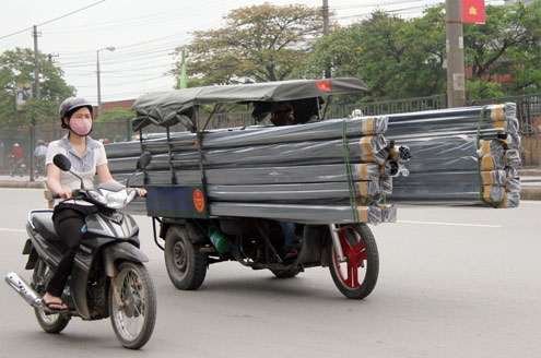 Những hiểm nguy rình rập trẻ nhỏ trên đường phố Việt Nam - Ảnh 2.