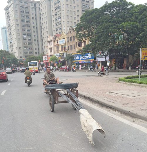 Những hiểm nguy rình rập trẻ nhỏ trên đường phố Việt Nam - Ảnh 6.
