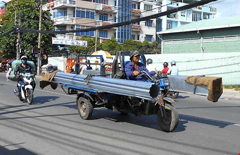 Những hiểm nguy rình rập trẻ nhỏ trên đường phố Việt Nam - Ảnh 7.